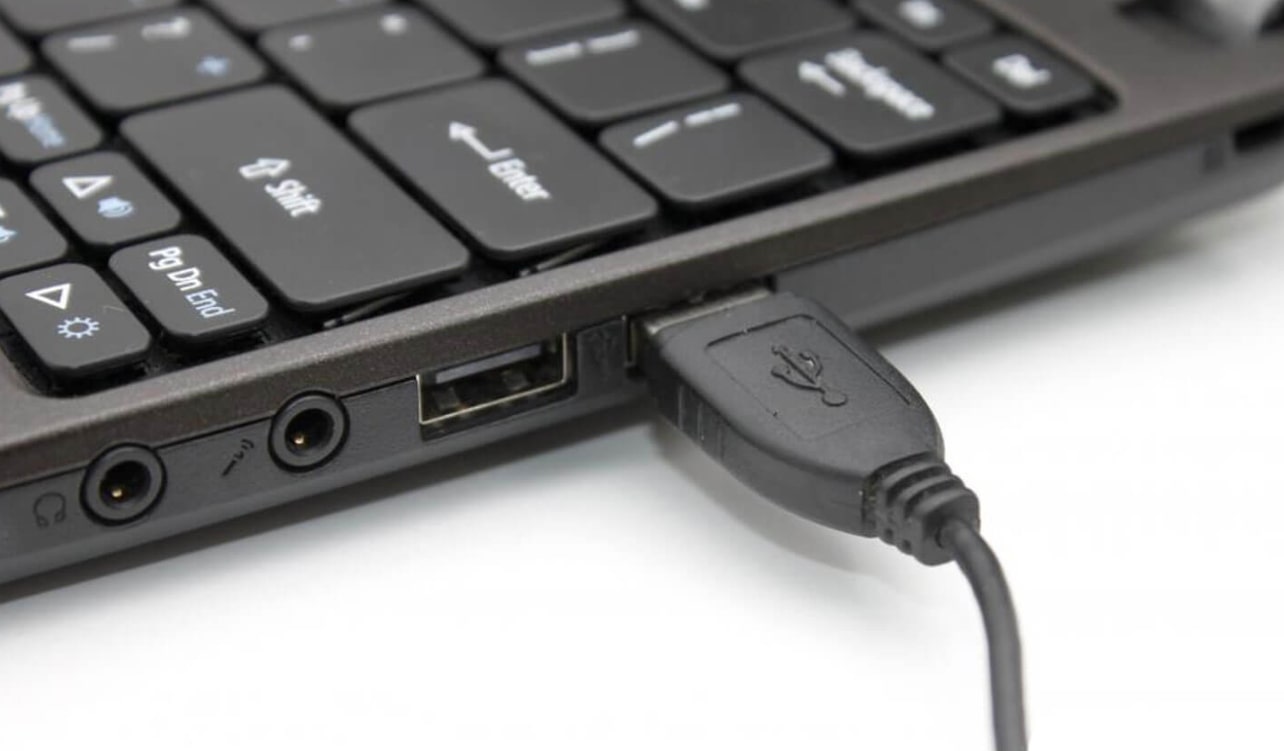 USB 포트에 USB장치가 연결되어 있는 모습
