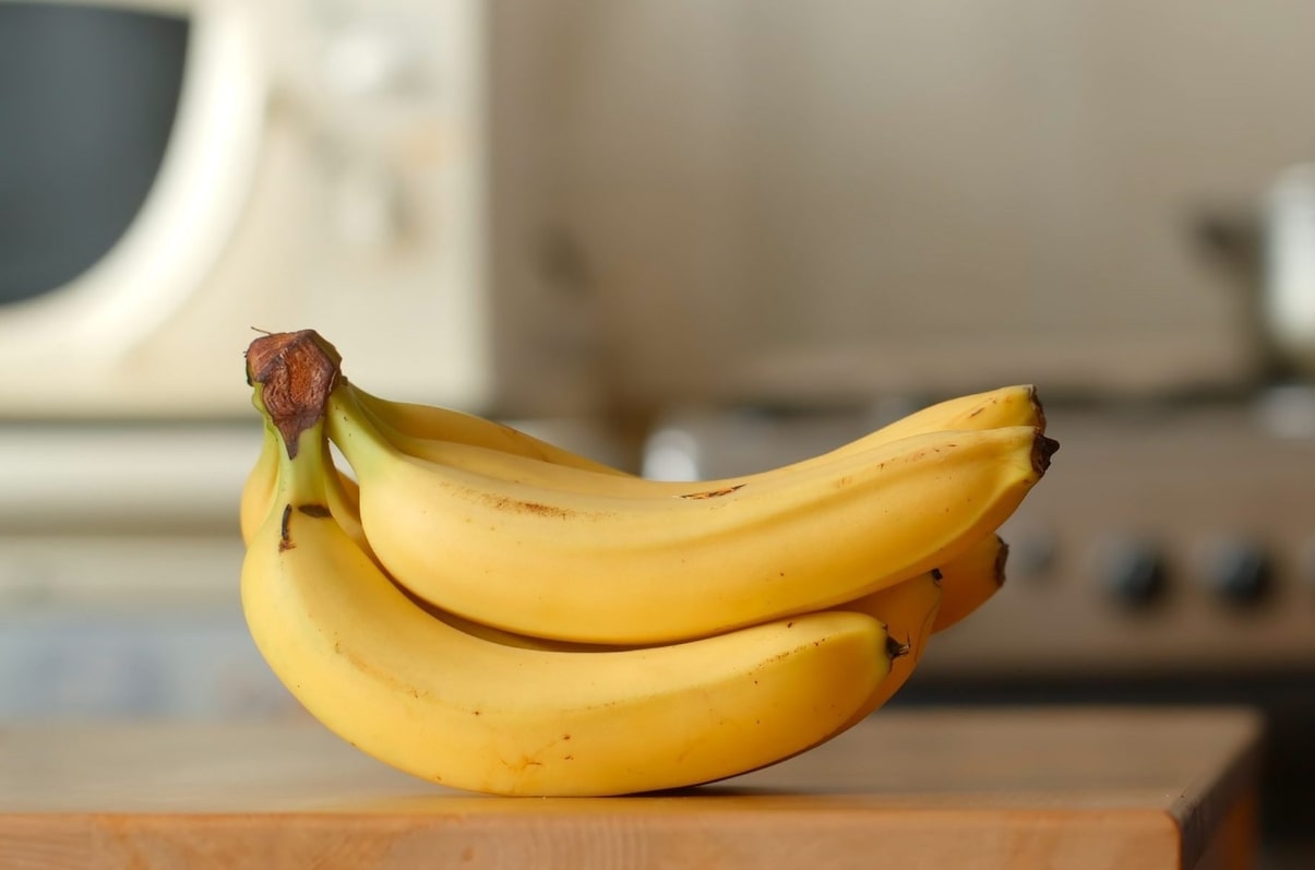 바나나 단백질 관련 테이블에 바나나가 놓여져 있는 모습