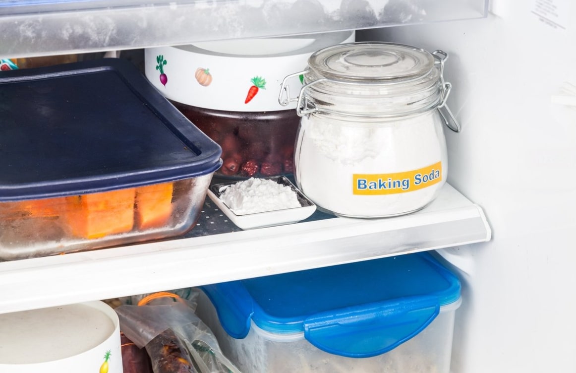 베이킹소다 사용법 냉장고 냄새 제거 관련 냉장고 안에 베이킹소다가 놓여진 모습