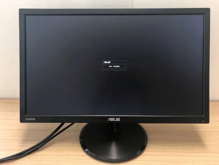 컴퓨터 모니터 화면이 안나오는 모습