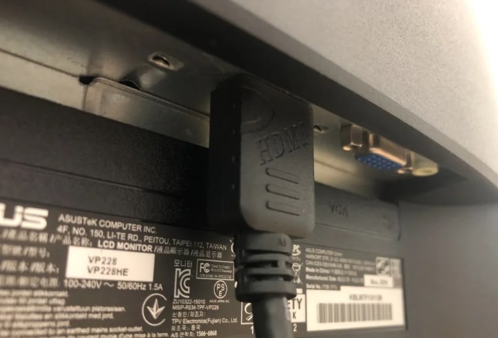 컴퓨터 모니터 HDMI 케이블이 꽂혀있는 모습
