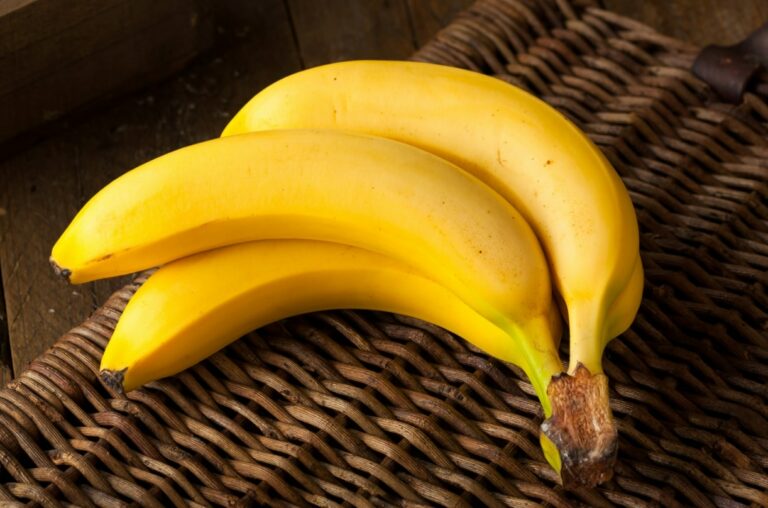 바나나 단백질 함유량 관련 갈색 바구니에 바나나가 놓여져 있는 모습